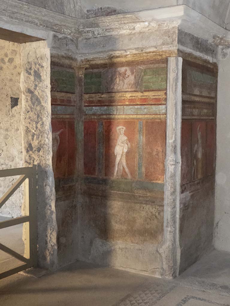 Villa of Mysteries, Pompeii. September 2017. 
Room 4, looking towards east wall in north-east corner, with doorway to room 2, on left, and room 3, in centre. 
Foto Annette Haug, ERC Grant 681269 DÉCOR.

