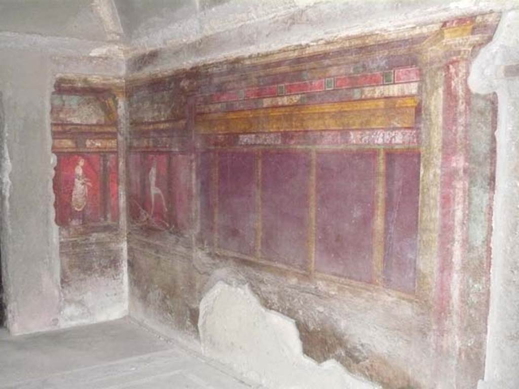 Villa of Mysteries, Pompeii. September 2017. 
Room 4, wall painting of a priestess, on east wall in south-east corner.
Foto Annette Haug, ERC Grant 681269 DÉCOR.

