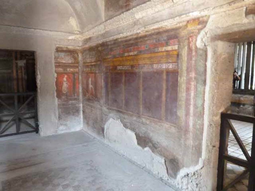 Villa of Mysteries, Pompeii. September 2017. 
Room 4, detail of wall painting of a priestess, on east wall. 
Foto Annette Haug, ERC Grant 681269 DÉCOR.

