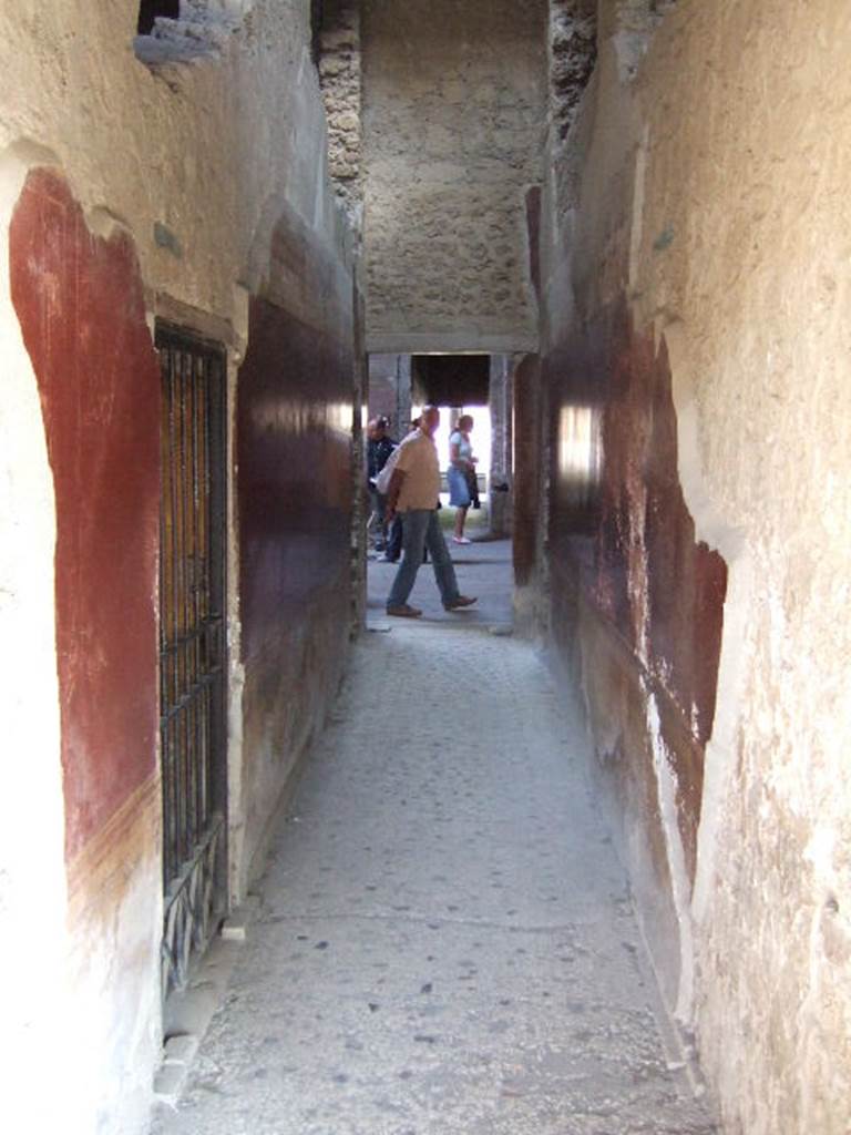 Villa of Mysteries, Pompeii. May 2006. Corridor F2 looking south towards atrium from portico P4.
