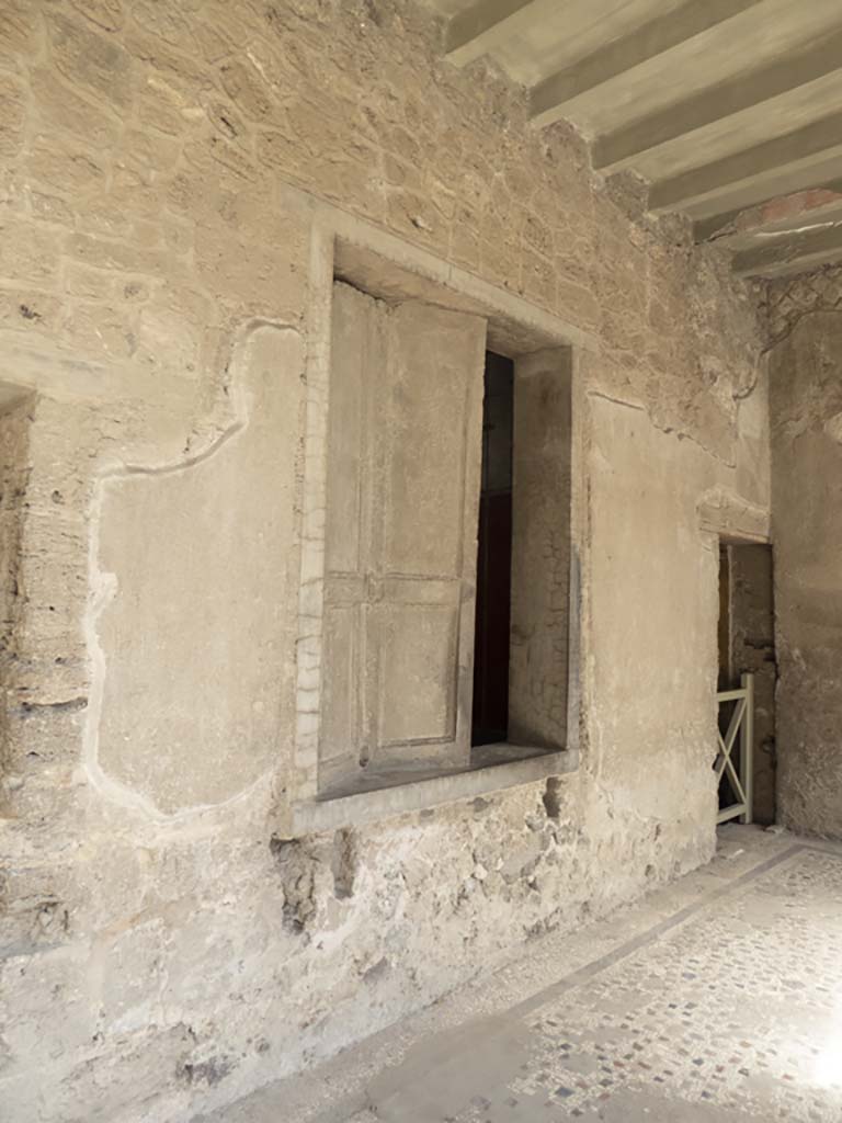 Villa of Mysteries, Pompeii. September 2017. 
Looking south along portico P3 towards window of room 11 and doorway to corridor F3.
Foto Annette Haug, ERC Grant 681269 DÉCOR.
