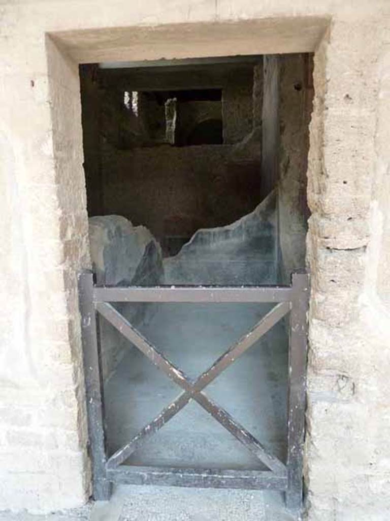 Villa of Mysteries, Pompeii. May 2010. Doorway to room 12, passage to cubiculum 11.