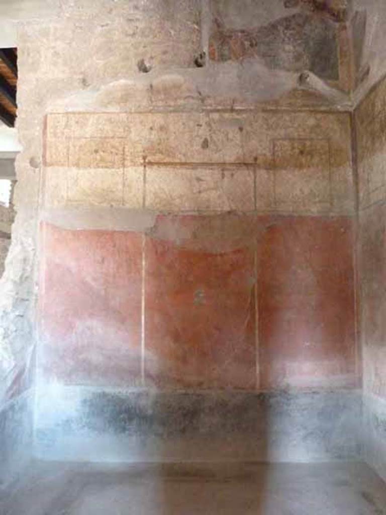Villa of Mysteries, Pompeii. May 2010. Room 11 cubiculum, east wall through window.