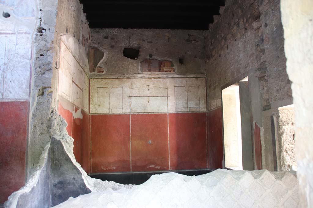 Villa of Mysteries, Pompeii. September 2021. Room 11, looking towards south wall from room 12. Photo courtesy of Klaus Heese.
