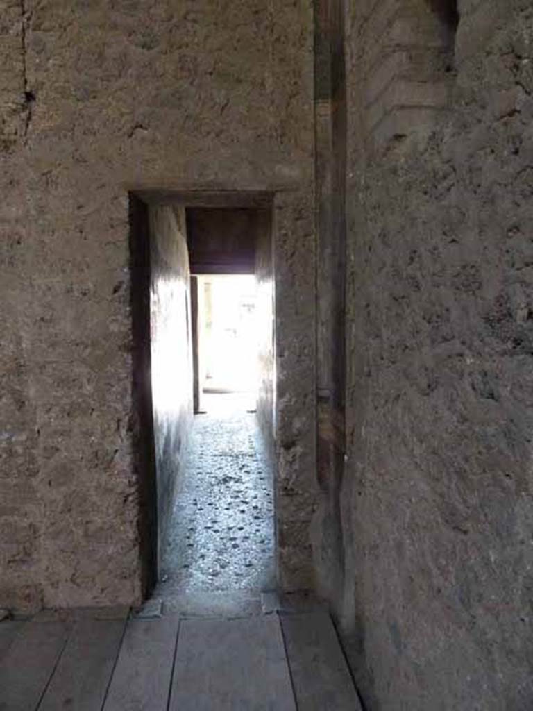 Villa of Mysteries, Pompeii. May 2010. Corridor F3, looking west from atrium, from near doorway from corridor F2.
