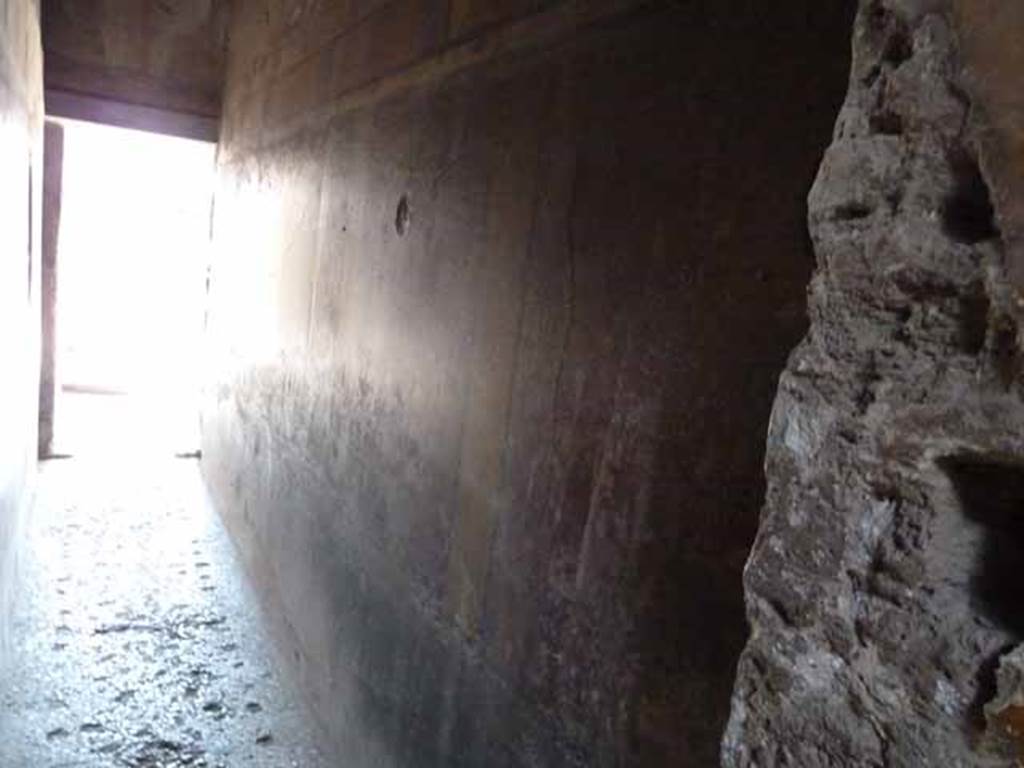 Villa of Mysteries, Pompeii. May 2010. Corridor F3, north wall. Looking west to portico P3.
