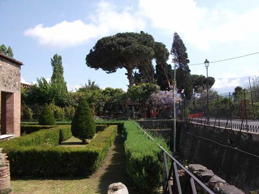 Villa of Mysteries, Pompeii. May 2010. The viridarium in the south-west corner. Looking south from exedra along the west side across the gardens above the cryptoporticus.