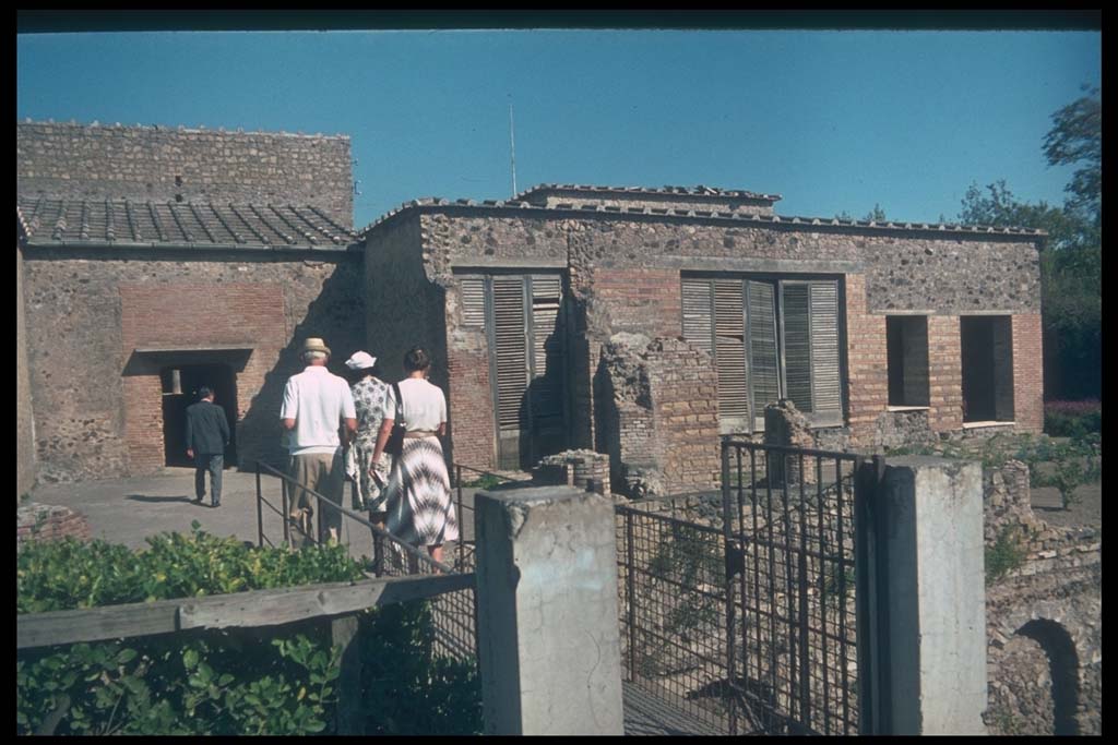 Villa of Mysteries, Pompeii. Looking east across exedra, towards room 1 and room 2, the tablinum.
Photographed 1970-79 by Günther Einhorn, picture courtesy of his son Ralf Einhorn.
