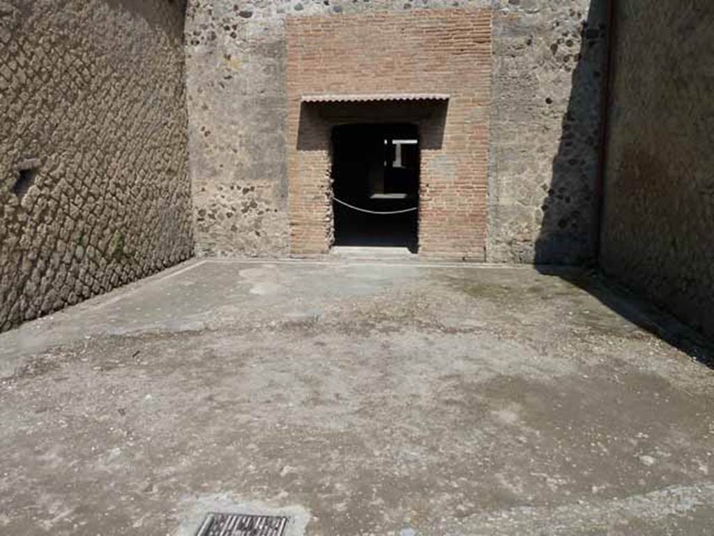Villa of Mysteries, Pompeii. May 2010. Room 1, floor.