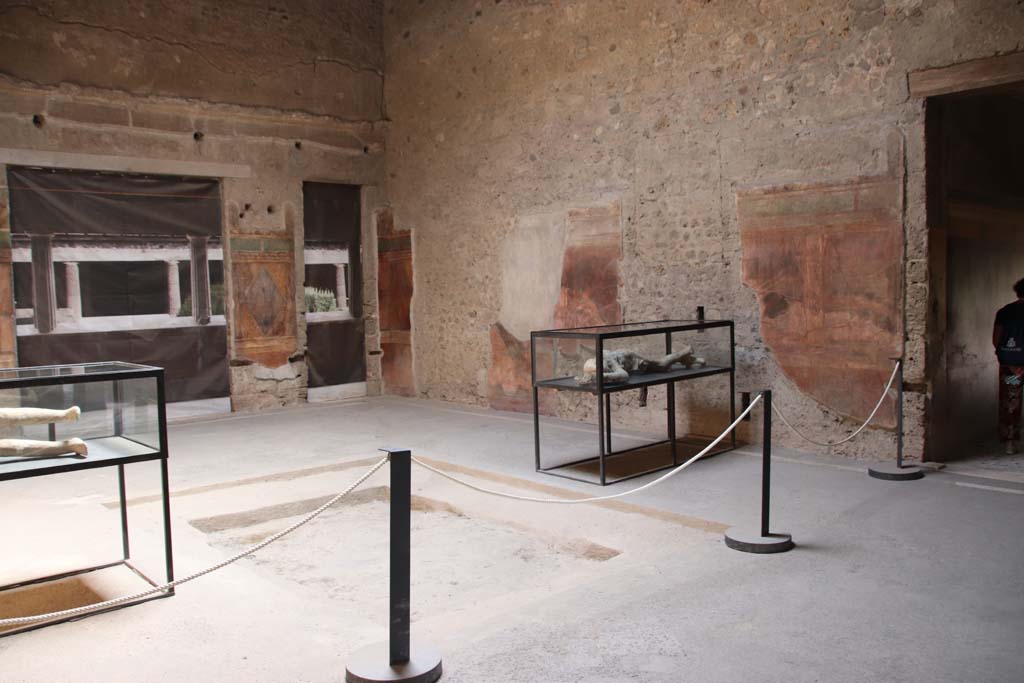 Villa of Mysteries, Pompeii. September 2021. 
Corridor F2, looking north to portico P4. Photo courtesy of Klaus Heese.
