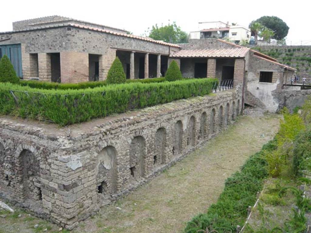 Villa of Mysteries, Pompeii. May 2010. West side with remains of exedra, top left. 
Looking towards south-west corner, gardens above and cryptoporticus below.

