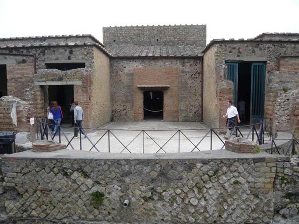 Villa of Mysteries, Pompeii. May 2010. Room 1, looking east towards doorway to room 2, tablinum.