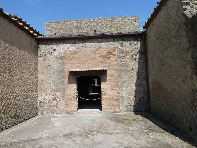 Villa of Mysteries, Pompeii. September 2021. Room 2, tablinum, looking west along north wall. Photo courtesy of Klaus Heese.