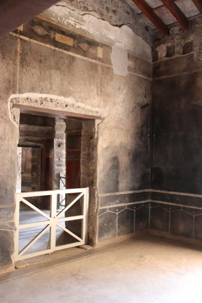 Villa of Mysteries, Pompeii. May 2010. Room 2, tablinum, looking west from atrium into south-west corner.