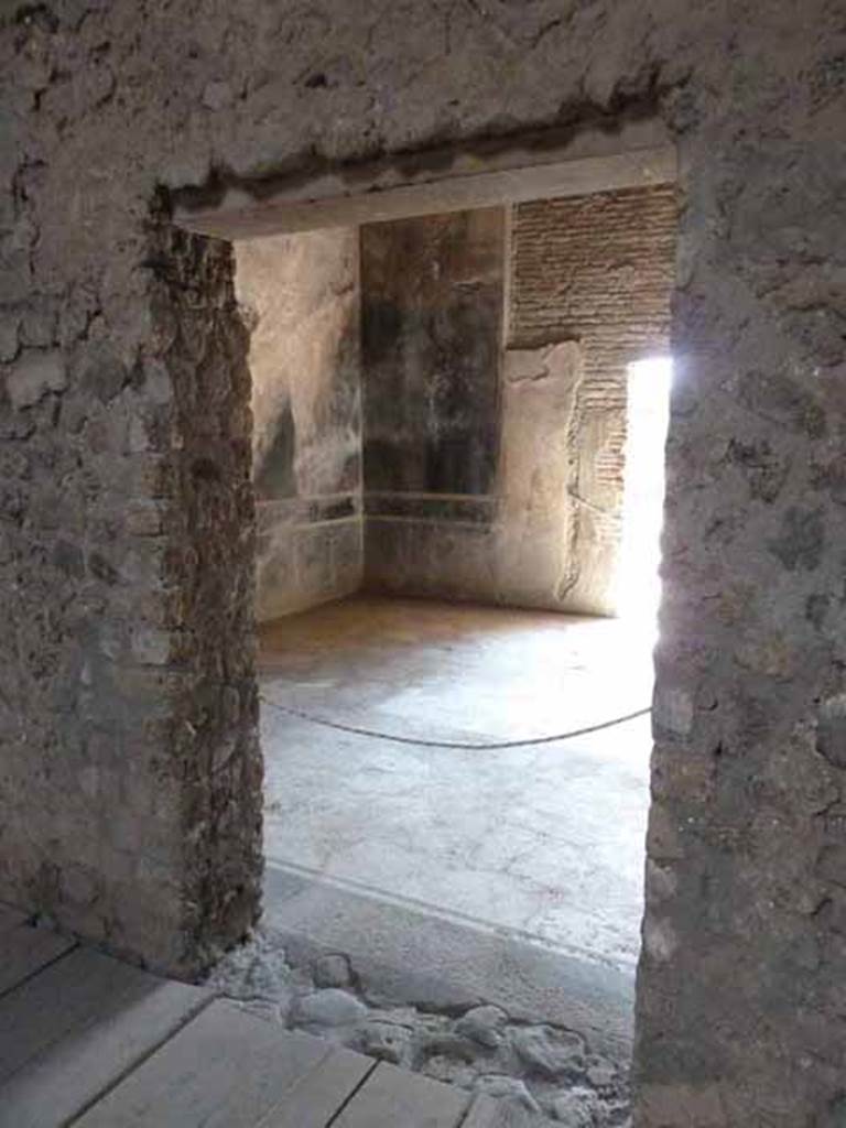 Villa of Mysteries, Pompeii. May 2010. Doorway to portico P2, from south side of exedra.