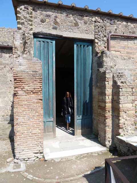 Villa of Mysteries, Pompeii. September 2017. Doorway to P2, with the remains of mosaic floor and marble sill.
Foto Annette Haug, ERC Grant 681269 DÉCOR.
