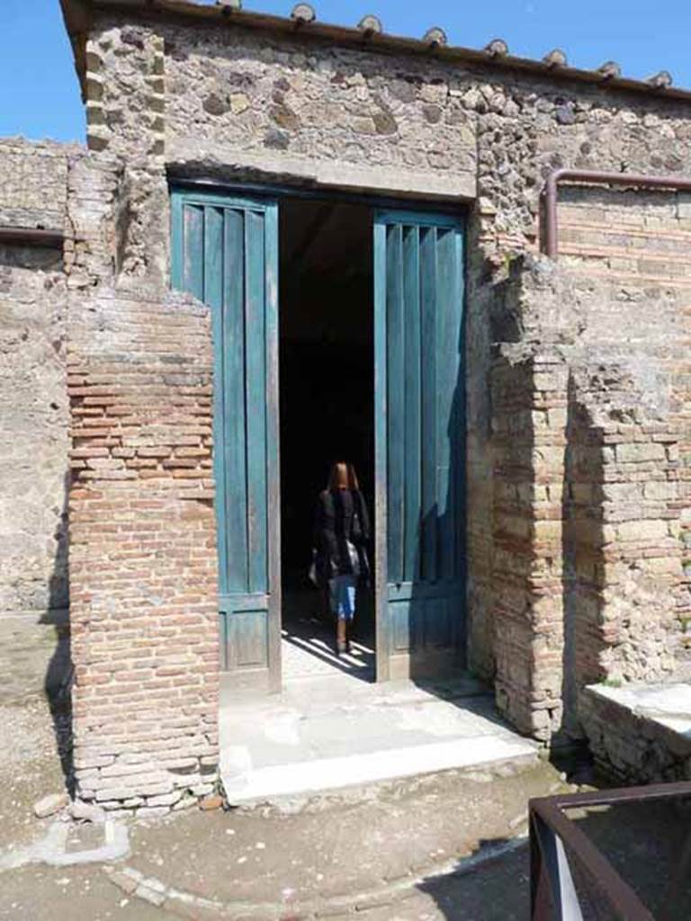Villa of Mysteries, Pompeii. May 2010. Doorway to portico P2, from south side of exedra.