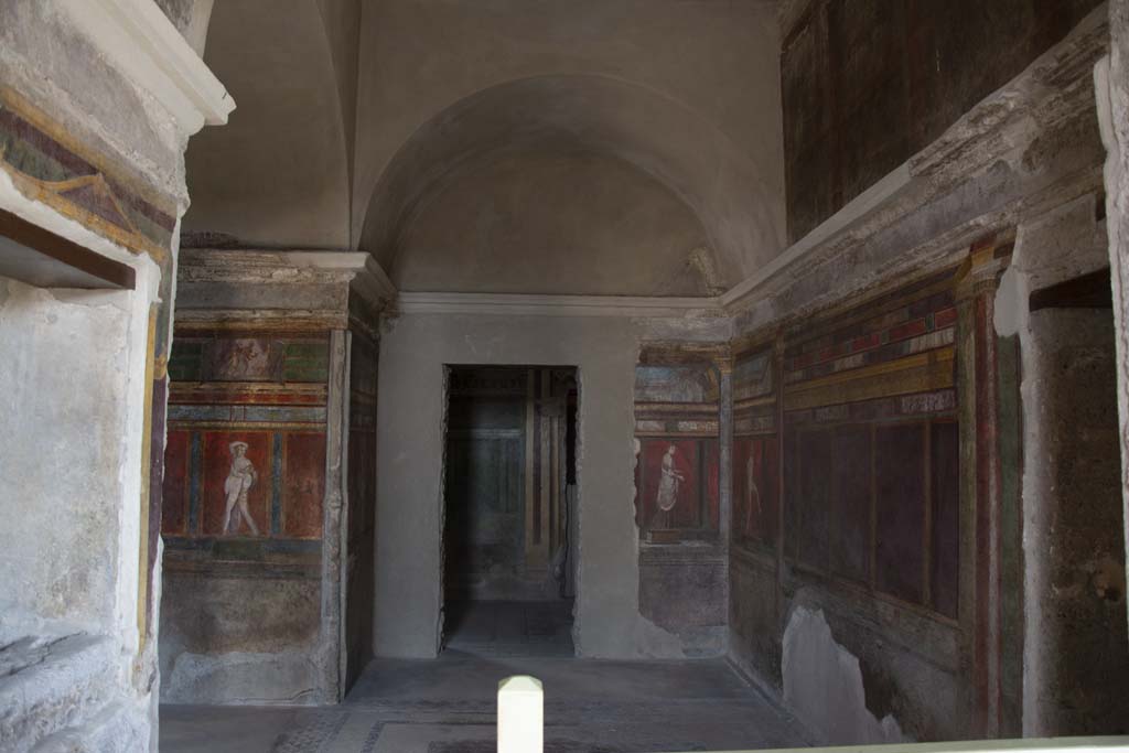 Villa of Mysteries, Pompeii. November 2017. Room 4, looking east along south wall towards south-east corner.
Foto Annette Haug, ERC Grant 681269 DÉCOR.


