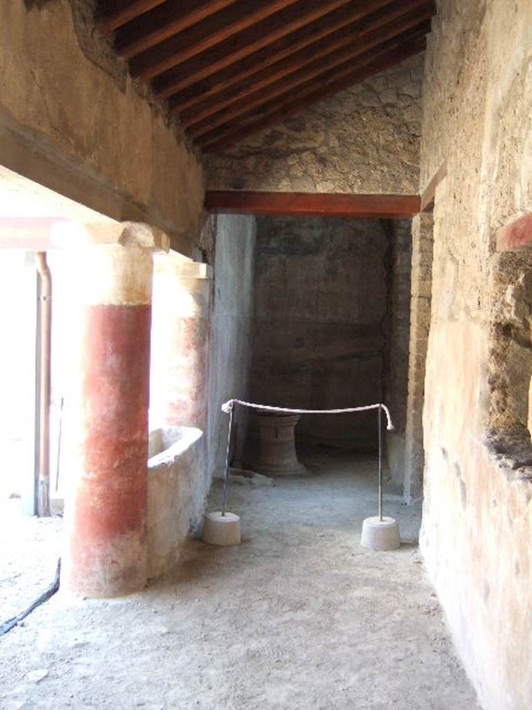 Villa Regina, Boscoreale. December 2006. Room 3 with cistern area at end of corridor, with window from room 4, on right.