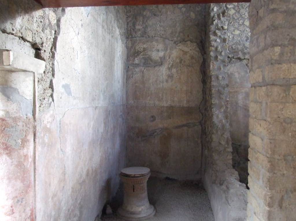 Villa Regina, Boscoreale. December 2006. Room 3 with cistern area at end of corridor, with window from room 4, on right.