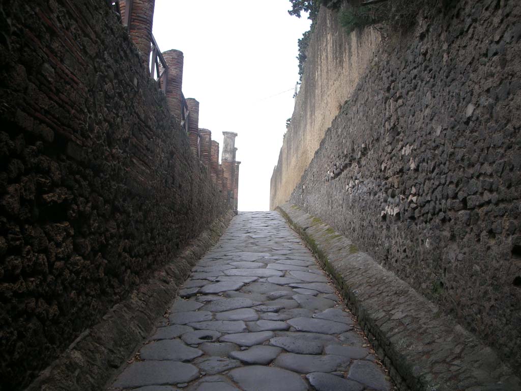 Via Marina, Pompeii. May 2011. Looking east from inside the Porta Marina. Photo courtesy of Ivo van der Graaff.