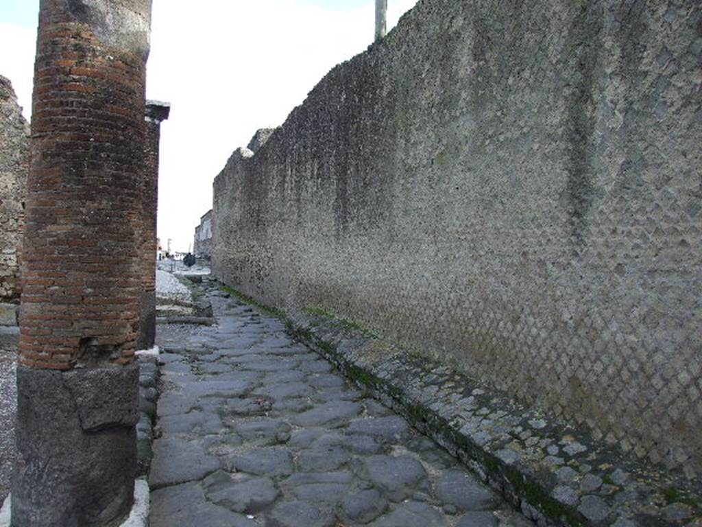 Via Marina between VII.16 and VIII.1. The junction with Vicolo del Gigante is on the left. Looking east. December 2006.