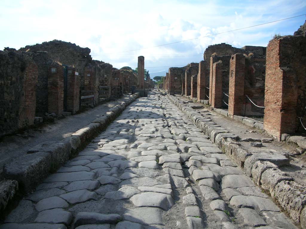 Via Stabiana, Pompeii. May 2010. Looking north between VII.1 and IX.2. Photo courtesy of Ivo van der Graaff.

