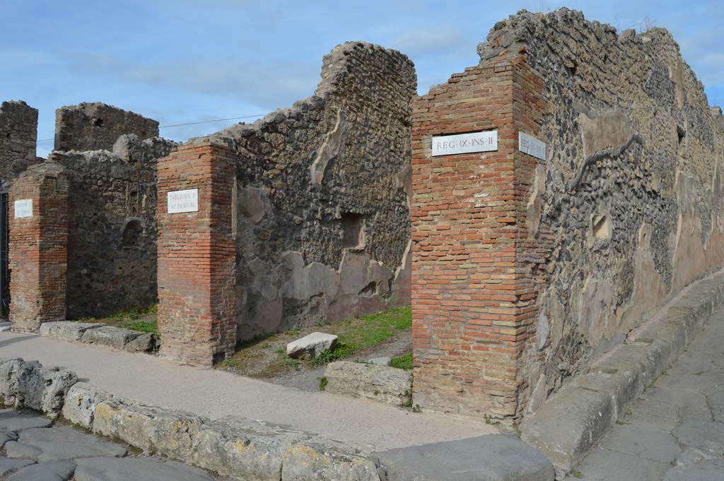 Via Stabiana, east side, Pompeii. October 2018. Looking north towards IX.2.11, on left, and IX.2.12, with Vicolo di Balbo, on right.
Foto Taylor Lauritsen, ERC Grant 681269 DÉCOR.
