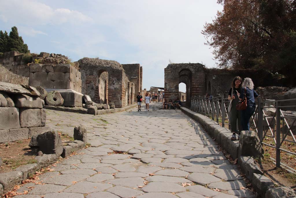 Via dei Sepolcri, September 2021. 
Looking south towards Via Pomeriale east part, on left, and Herculaneum Gate. Photo courtesy of Klaus Heese.

