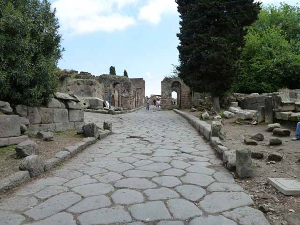 Via dei Sepolcri, May 2010. Looking south from HGW07 towards Via Pomeriale east part and Herculaneum Gate.
