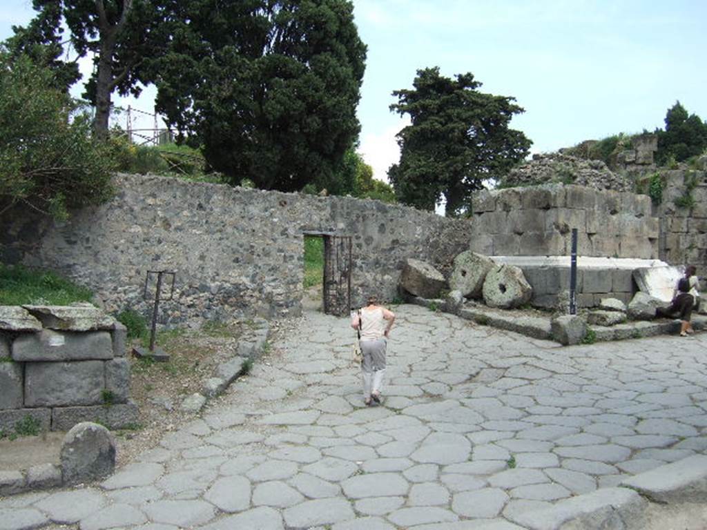 Via Pomeriale, east part. May 2006. Leading from Via dei Sepolcri to the city walls and to tomb HGE02. 
For a description of Via Pomeriale, city walls and towers –
See Notizie degli Scavi, 1944-45, p. 275 -294.
