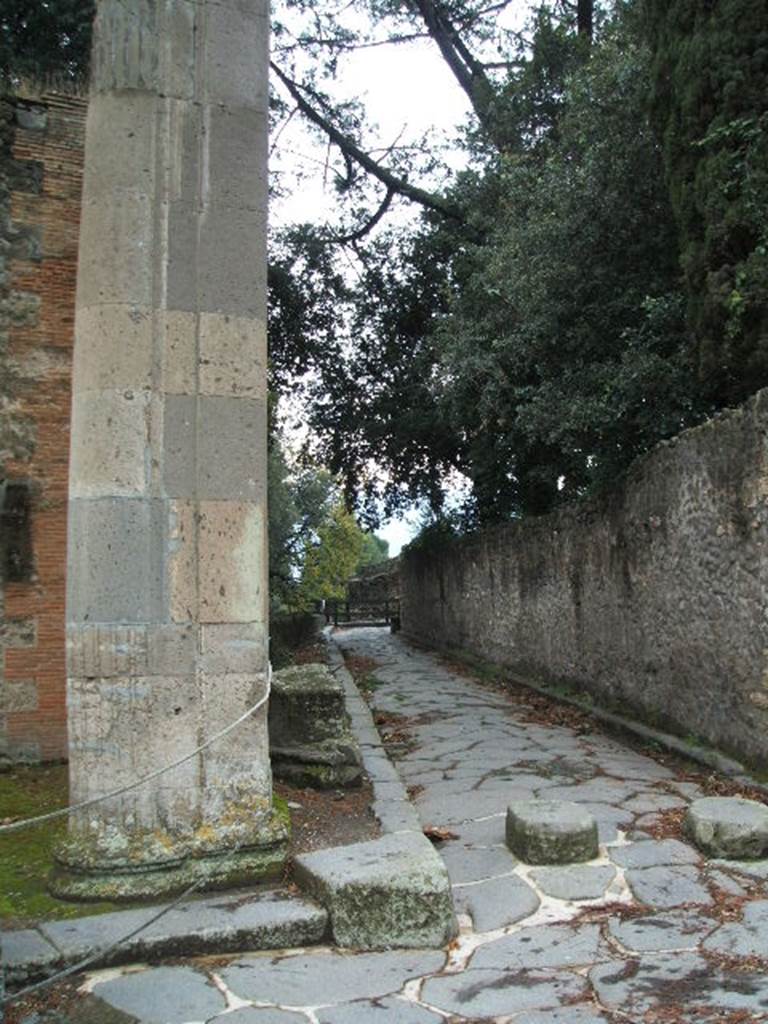 Via dei Teatri between VIII.7 and VIII.6. Looking south from junction with Via del Tempio d’Iside near entrance to Triangular Forum. December 2004.
