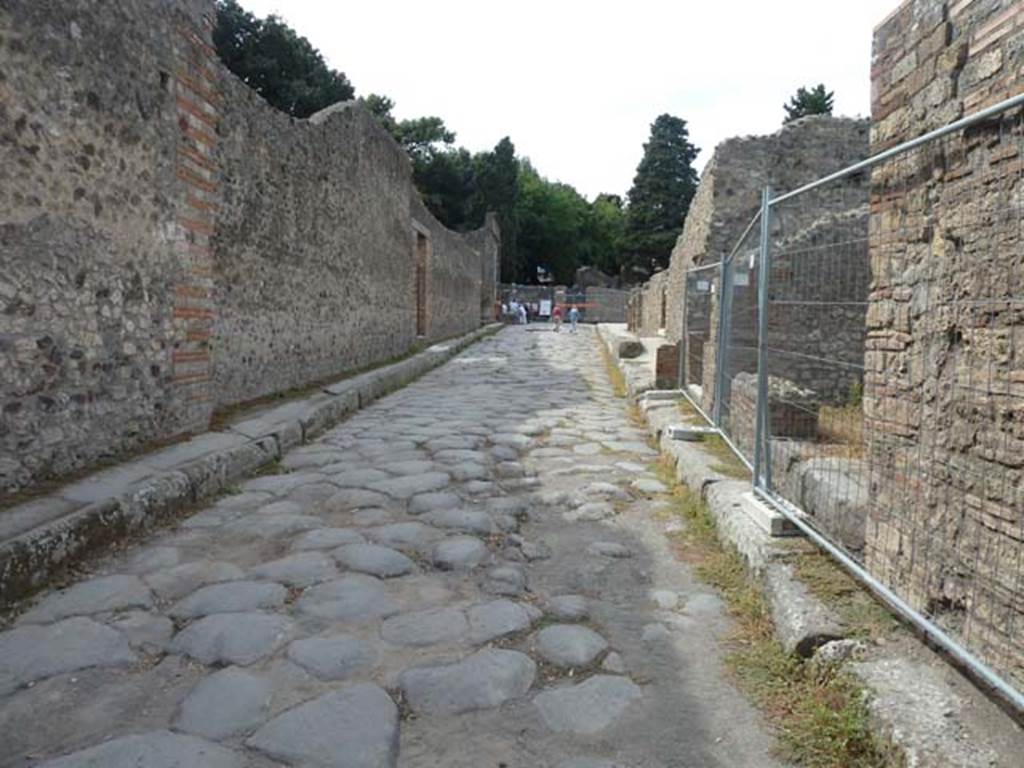 Via del Tempio d’Iside, September 2015. Looking west between VIII.7 and VIII.4, from near VIII.4.32/31, on right.