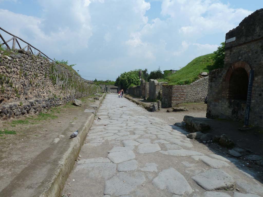 Via dell’Abbondanza. May 2010. Looking east between III.7 and II.4, towards Vicolo dell’Anfiteatro, on the right.