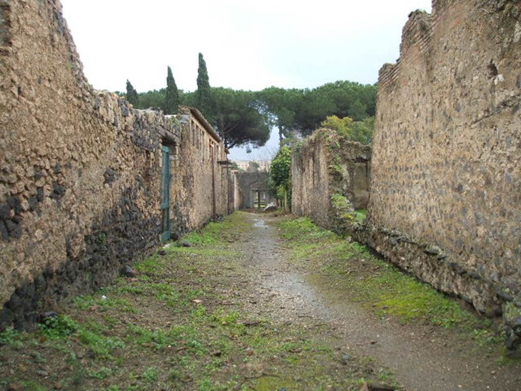 Via dell’Abbondanza, south side, Pompeii. December 2018. 
Looking east on Via dell’Abbondanza, with doorways II.4.4 through to II.4.7, on left. Photo courtesy of Aude Durand.
