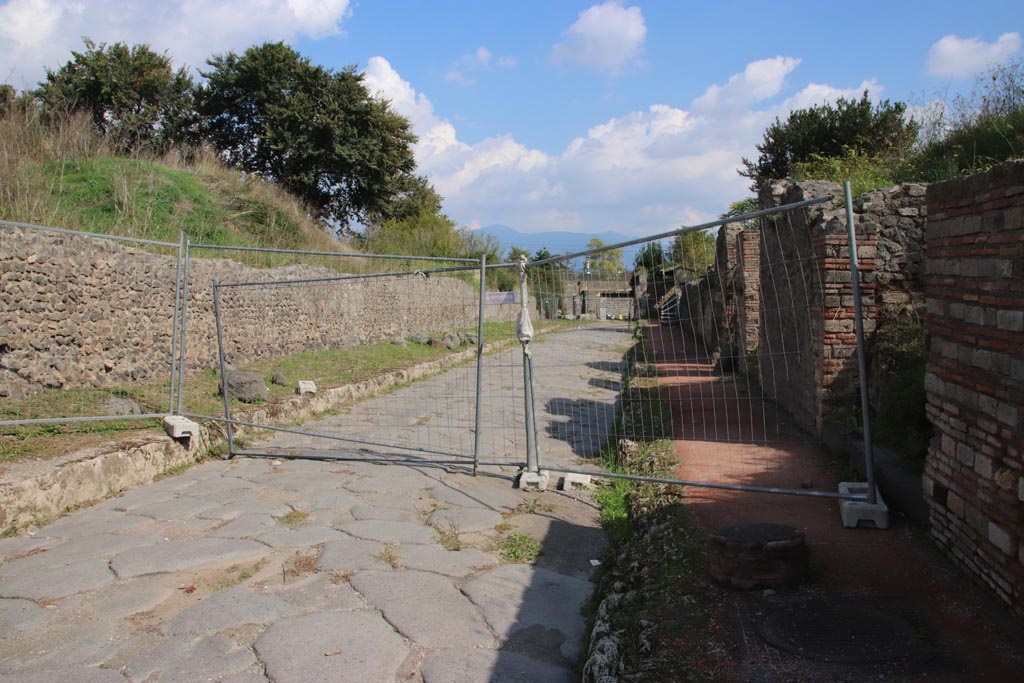 Via dell’Abbondanza, Pompeii. December 2018. 
Looking east from III.7.4 along insula III.7 on north side of Via dell’Abbondanza. Photo courtesy of Aude Durand.
