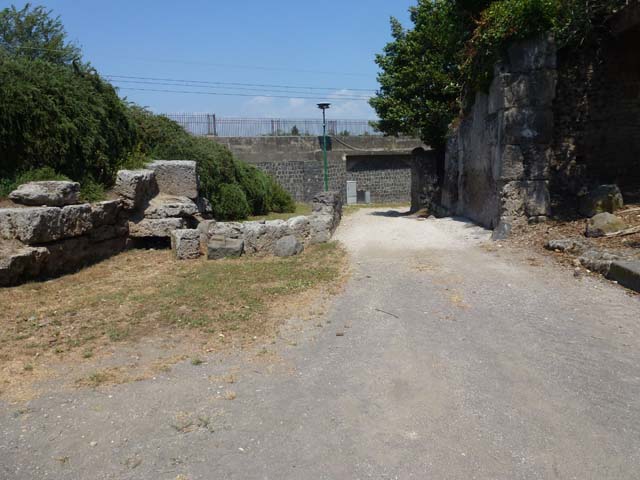 Via dell’Abbondanza between III.7 and II.5. Looking east to the Sarno Gate. September 2006.