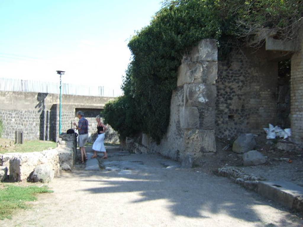 Via dell’Abbondanza. April 2005. Looking west through the Sarno Gate along the length of Via dell’Abbondanza. 
Photo courtesy of Klaus Heese.

