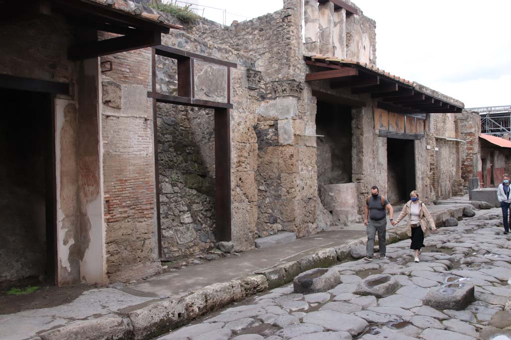 Via dell’Abbondanza, Pompeii. October 2020. 
Looking towards north side during the year of the pandemic. Photo courtesy of Klaus Heese. 
