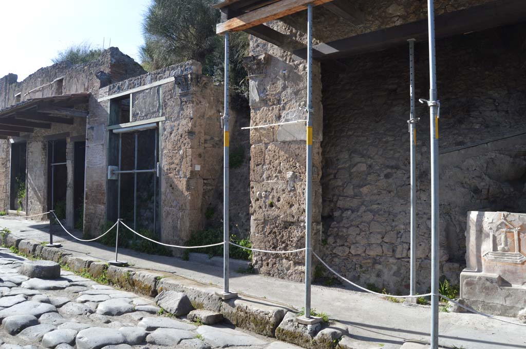 Via dell’Abbondanza, Pompeii, north side. March 2019. Looking north-west from IX.7.2, on right, towards IX.7.5/6, on left.
Foto Taylor Lauritsen, ERC Grant 681269 DÉCOR.
