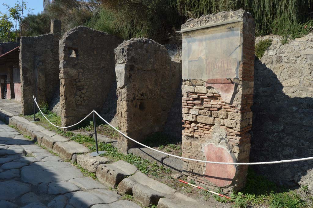 Via dell’Abbondanza, north side, Pompeii. October 2017. Looking east from IX.11.6, on left, towards IX.12, on right.
Foto Taylor Lauritsen, ERC Grant 681269 DÉCOR.
