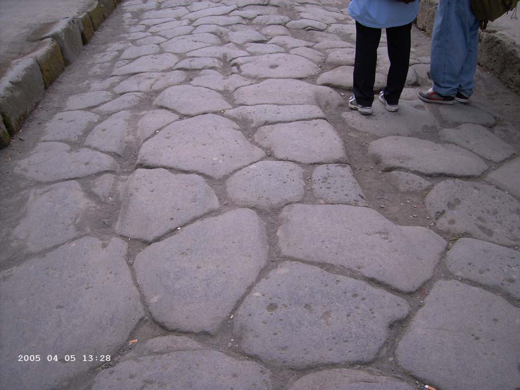 Via dell’Abbondanza, Pompeii. September 2017. Looking east between IX.7 and I.6, from near IX.7.4, on left.
Photo courtesy of Klaus Heese.
