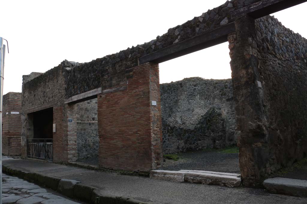 Via dell’Abbondanza, Pompeii. December 2018. Looking south-east towards I.8.8, I.8.7 and I.8.6. Photo courtesy of Aude Durand.