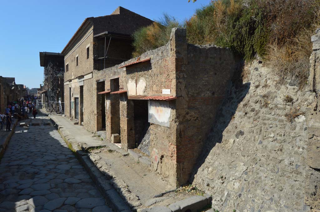 Via dell’Abbondanza, north side, Pompeii. October 2017. Looking west along IX.13 from unnamed vicolo, on right.
Foto Taylor Lauritsen, ERC Grant 681269 DÉCOR.


