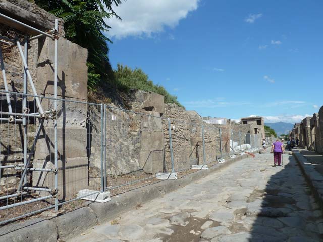 Via dell’Abbondanza, Pompeii. September 2015. Looking east along III.3 on north side of roadway, from III.3.1, on left. 