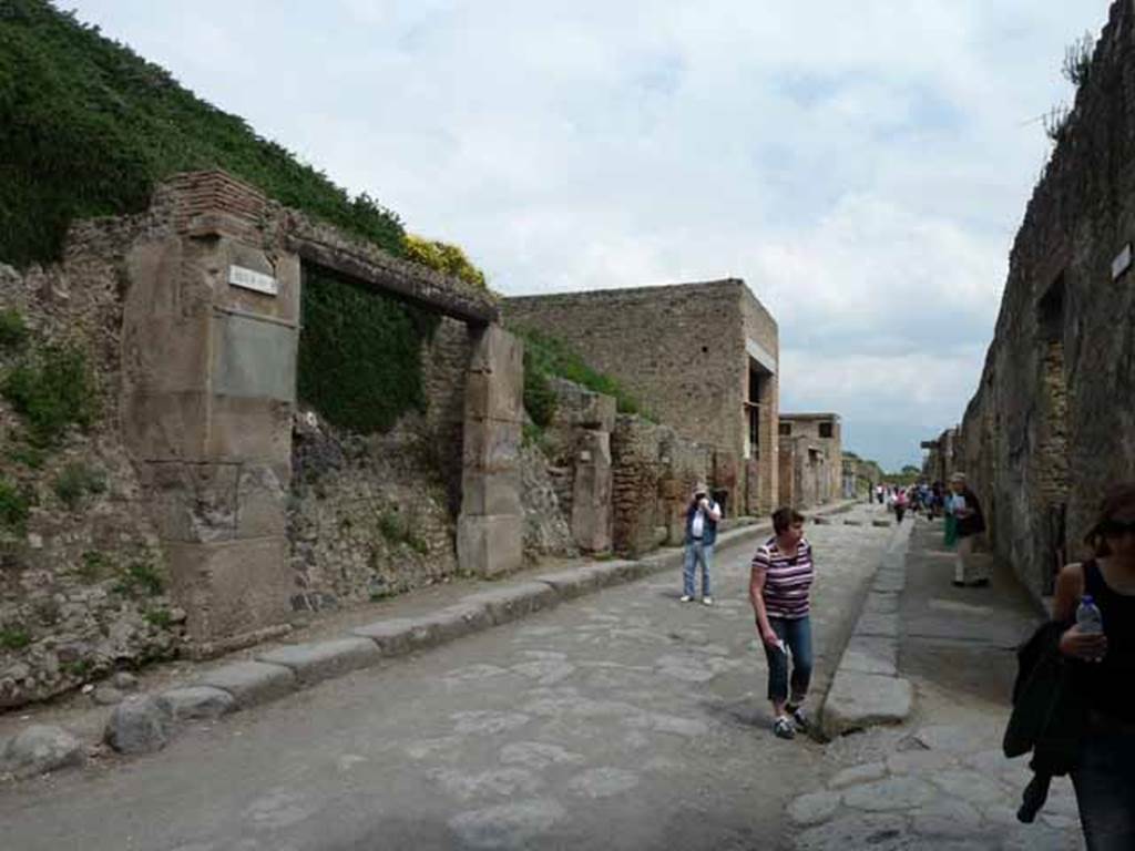 Via dell’Abbondanza, north side, Pompeii. December 2018. 
Looking west along insula III.3, from near III.3.6, on right, towards III.3.1, on left. Photo courtesy of Aude Durand.
