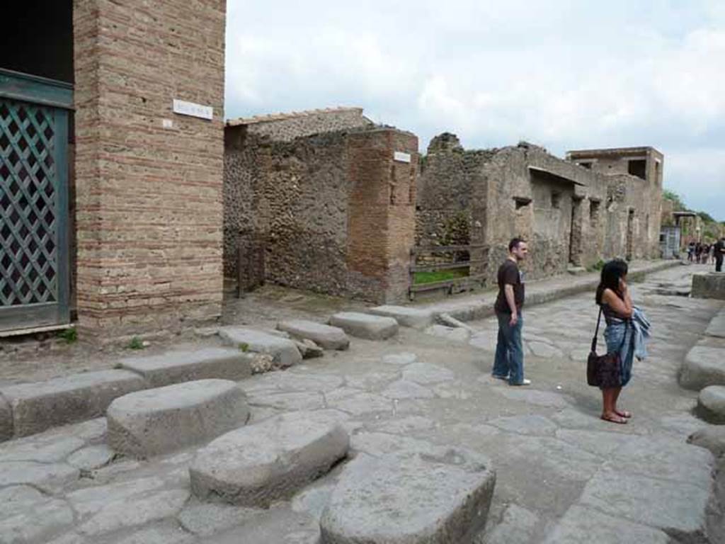 Via dell’Abbondanza, Pompeii. September 2017. Looking east between III.3.6, on left, and I.13.4, on right.
Photo courtesy of Klaus Heese.
