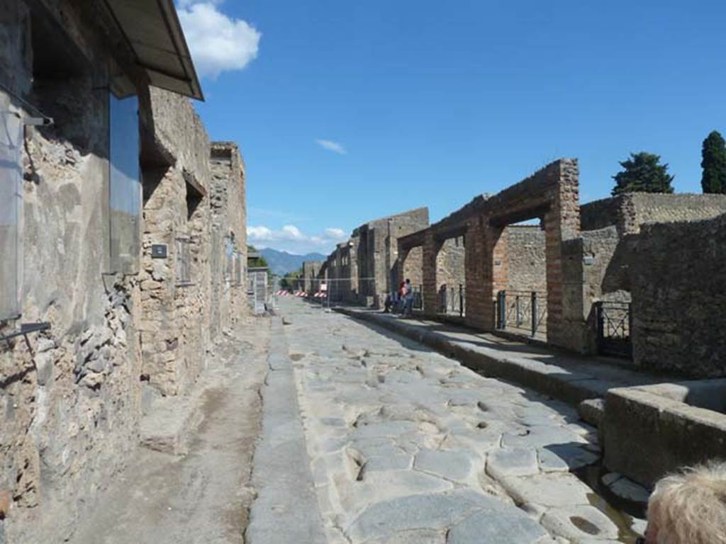Via dell’Abbondanza, Pompeii. October 2017. Looking east between III.4.3 and II.1.
Foto Taylor Lauritsen, ERC Grant 681269 DÉCOR


