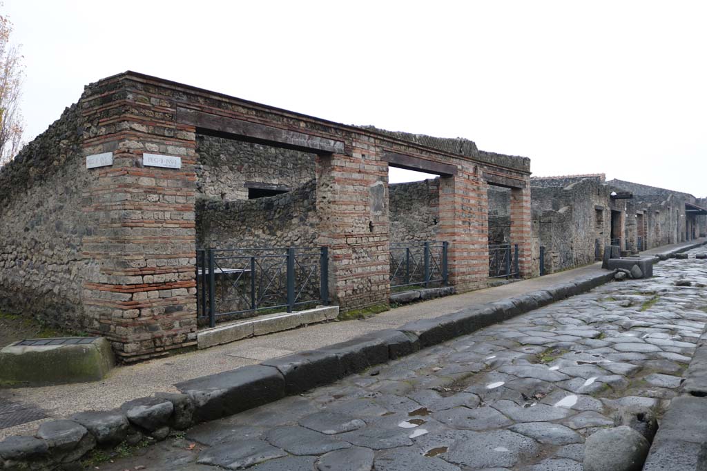 Via dell’Abbondanza, south side, Pompeii. October 2017. Looking west along II.1, from II.1.6 towards II.1.3, on right.
Foto Taylor Lauritsen, ERC Grant 681269 DÉCOR
