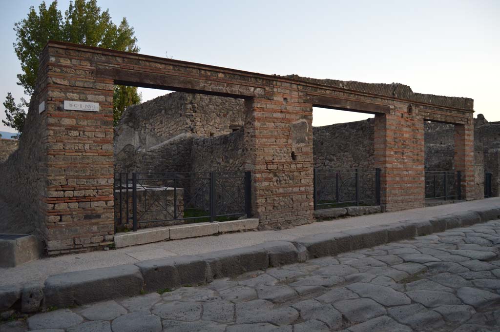 Via dell’Abbondanza, south side, Pompeii. October 2017. 
Looking towards entrance doorway at II.1.6, with Vicolo di Octavius Quartio, on left.
Foto Taylor Lauritsen, ERC Grant 681269 DÉCOR
